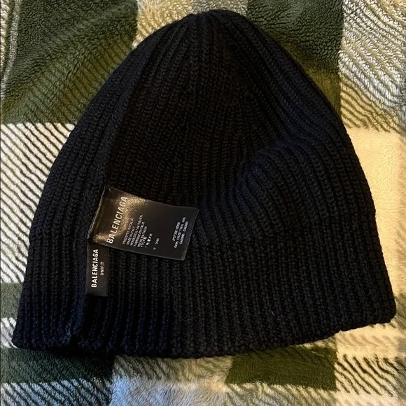 Authentic Balenciaga Black and White Logo Beanie - Picture 3 of 4